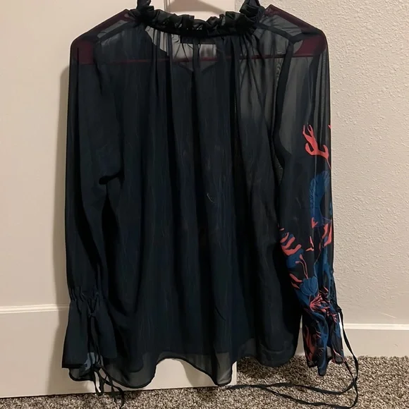 Beautiful blouse - Picture 2 of 3